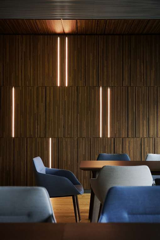 Bilder 1-3: Die furnierten Bereiche harmonieren perfekt mit dem Boden, den Leuchten und dem Inventar im Gastronomiebereich von MTU Mnchen. Foto: Joachim Grothus